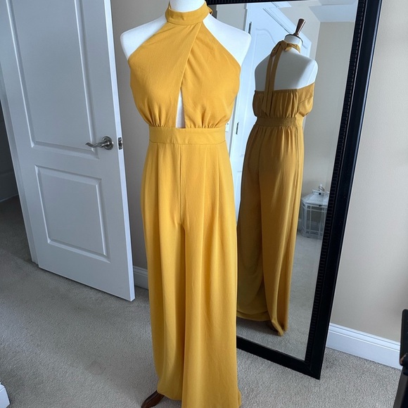 Boutique Chic 💛 Halter Jumpsuit - Picture 13 of 16